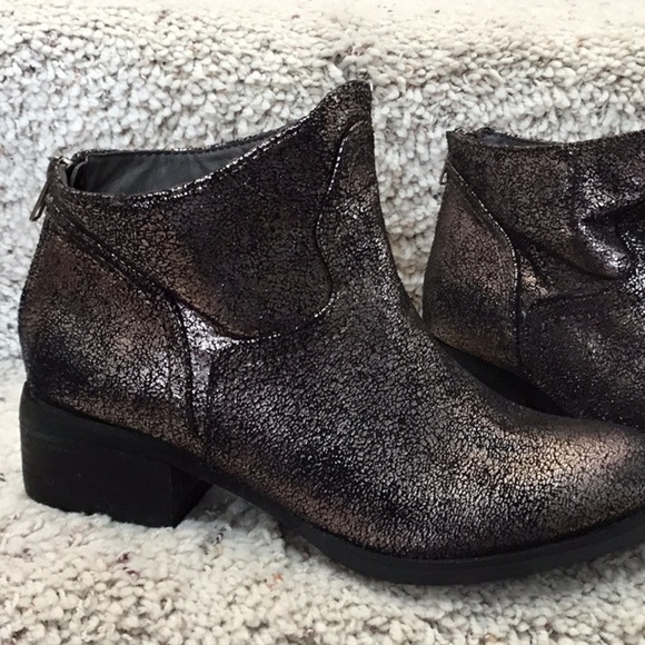 NOT Rated Women's Sagitta Faux Leather Crackled Metallic Block Heel Ankle Bootie - Picture 11 of 11